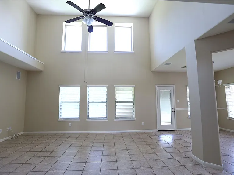 3327 Summerwood Ln — Photo 3