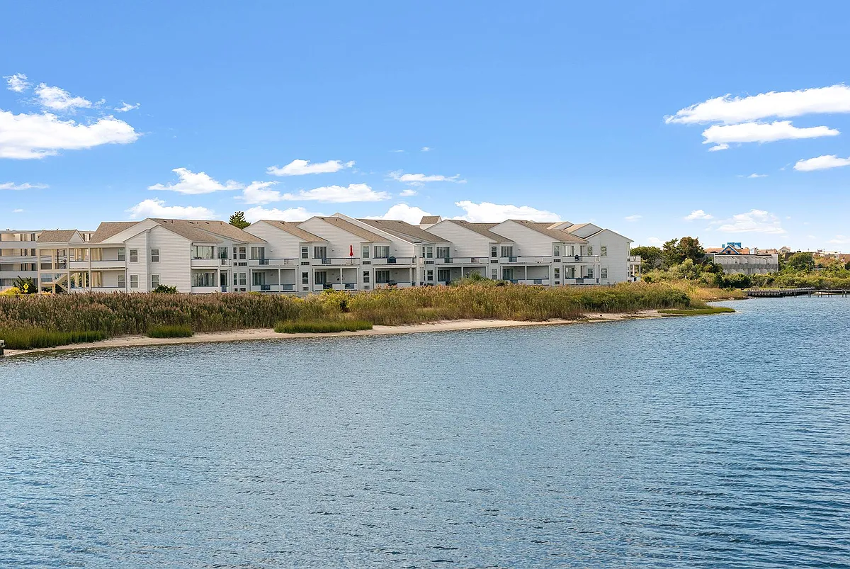Building Photo - 260 Dune Rd #89