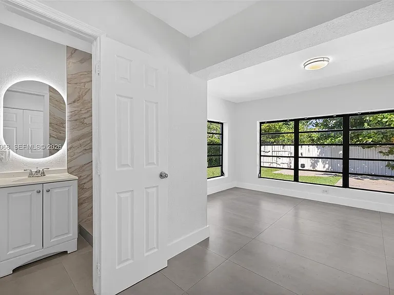 17150 NE 18th Ave — Photo 22
