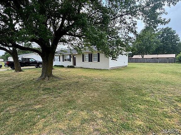 3rd image of 39665 Bernard Rd