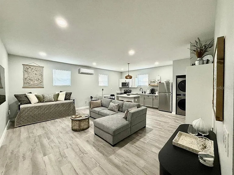 1183 Chestnut St #B — Photo 2