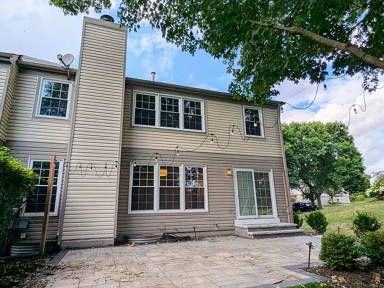 404 Orleans Ave — Photo 2