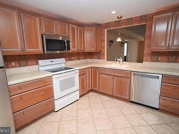 3rd image of 8200 Centennial Sta