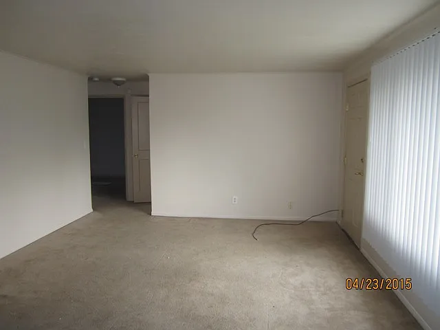 Charming 2-Bedroom Home with Spacious Fenced Backyard! — Photo 3