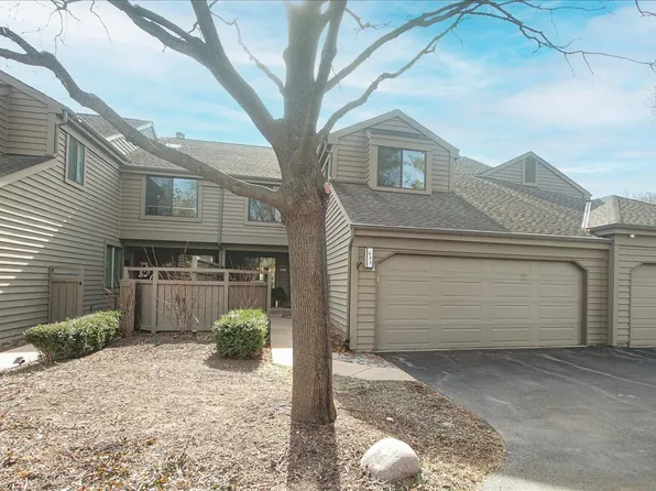 638 Golf Ln, Lake Barrington, IL 60010