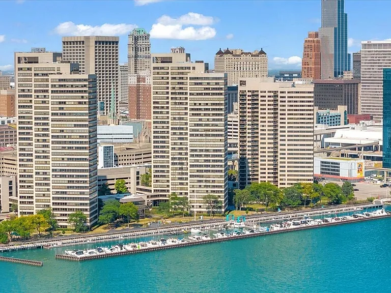Riverfront Towers — Photo 11