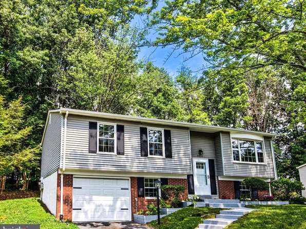 5616 Saint Charles Dr, Woodbridge, VA 22193