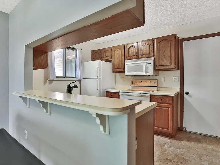 1271 Greenbriar Ct — Photo 6