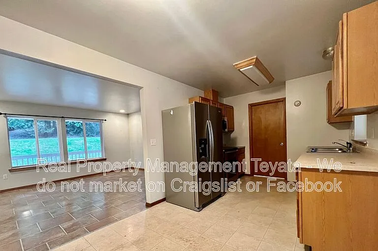 450 W Alder Dr — Photo 4