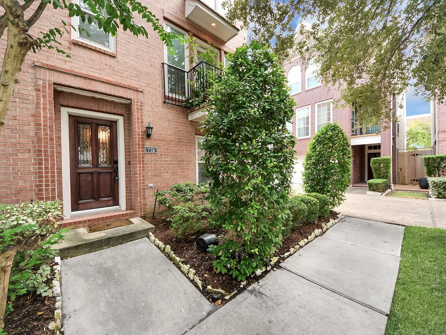 3 bed, 3.0 bath, 2040 sqft, $3,100 — Photo 2