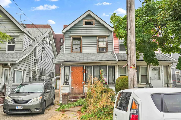 Sold by Mitra Hakimi Realty Group, LLC | media 1