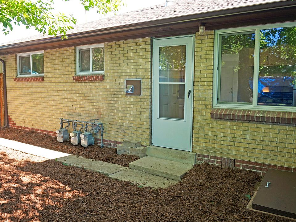 fenced in yard, great for dogs