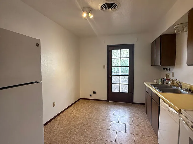 950 Mormon Dr — Photo 12