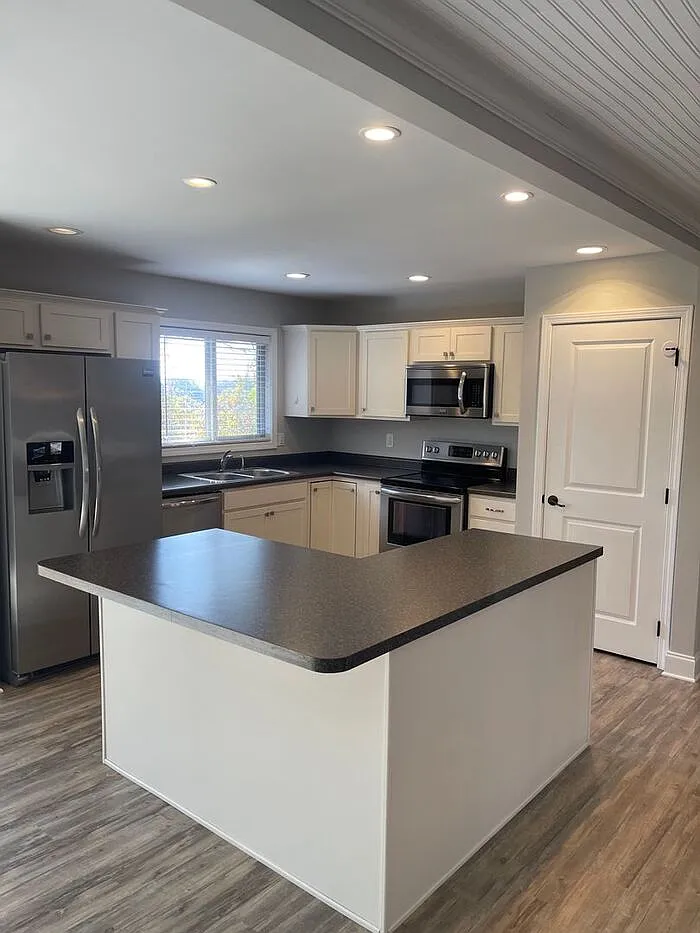4 bed, 3.0 bath, 2442 sqft, $2,700 — Photo 2