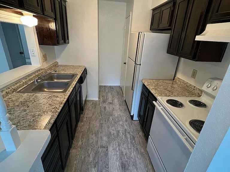 Pinewood Townhomes — Photo 17