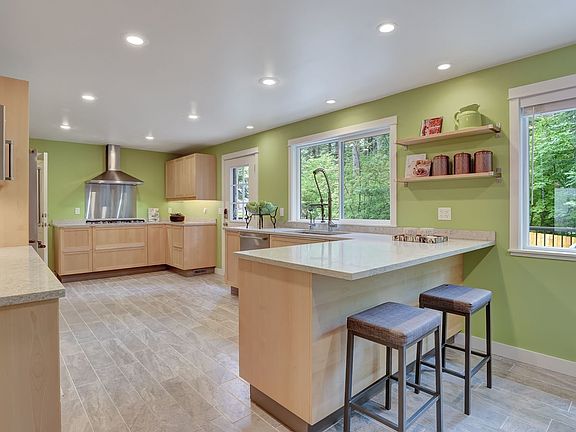 Full kitchen remodel with eating bar, under-cab lighting and private backyard beyond!>