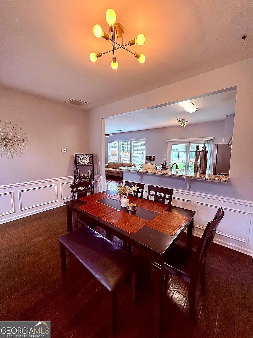 3 bed, 1364 sqft, $2,425 — Photo 3