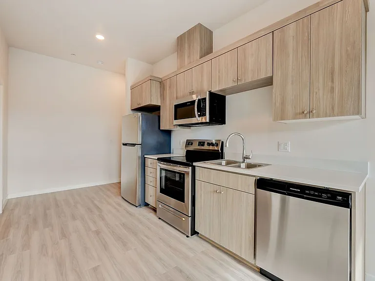 Vibrant Studio Apartment - Belmont St — Photo 20