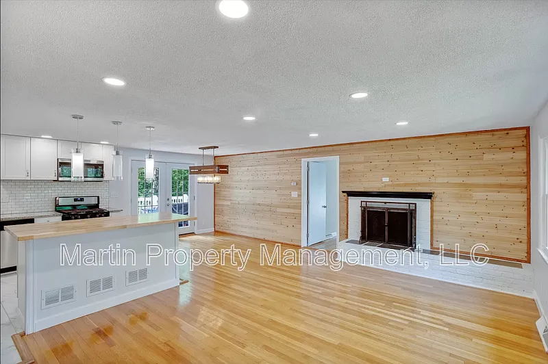 4 bed, 2.5 bath, 1801 sqft, $4,900 — Photo 3