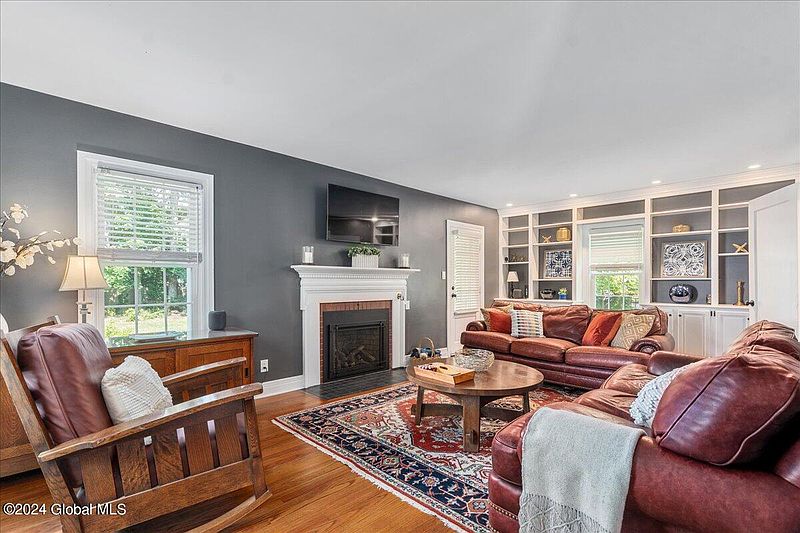 5th image of 60 Roweland Avenue