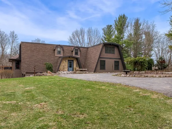 8325 E Crockett Rd, Roscoe, IL 61073