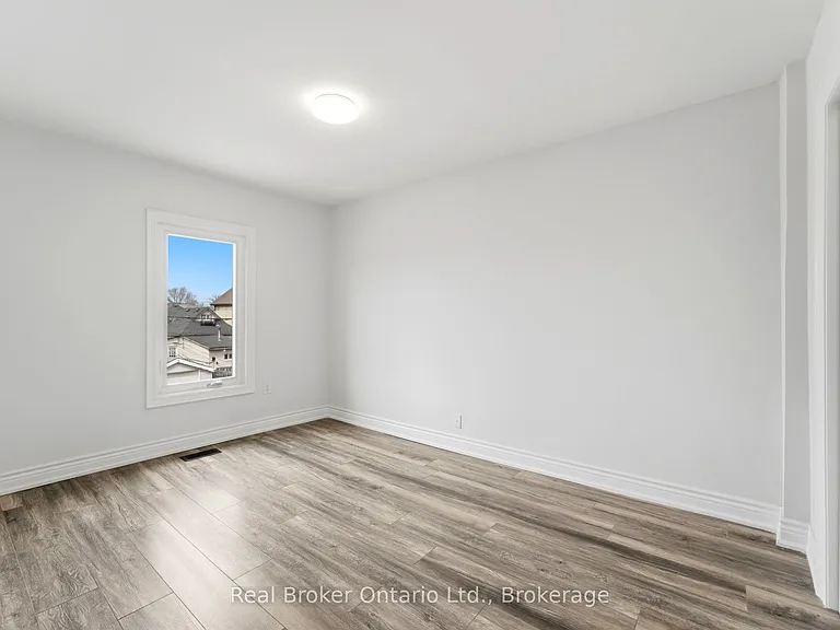 167 Rosslyn Ave N #UPPER — Photo 17
