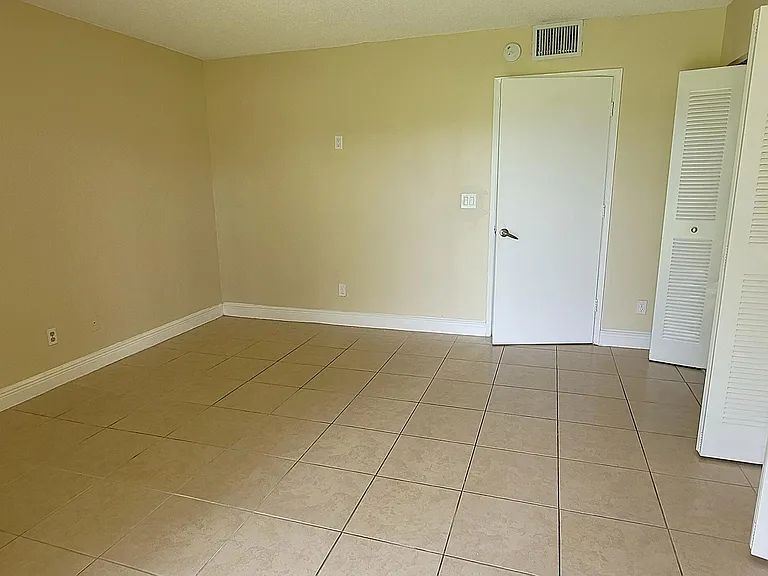 1617 Meadows Cir W — Photo 9