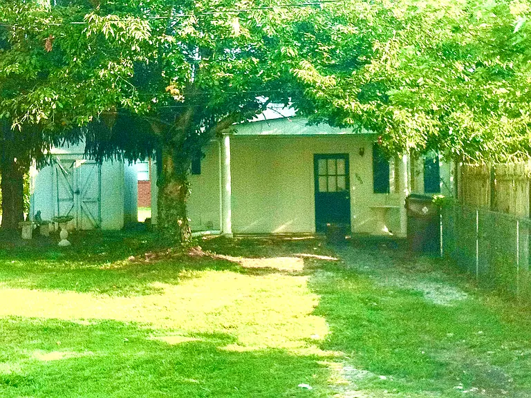 908 Highland St W — Photo 1