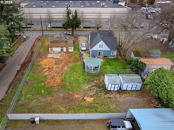 4th image of 8002 SE Overland St
