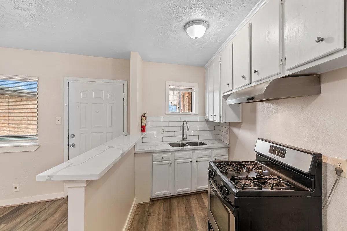 Building Photo - 4811 Oakland St #6