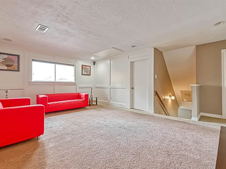 711 Lodgehill Ln — Photo 33