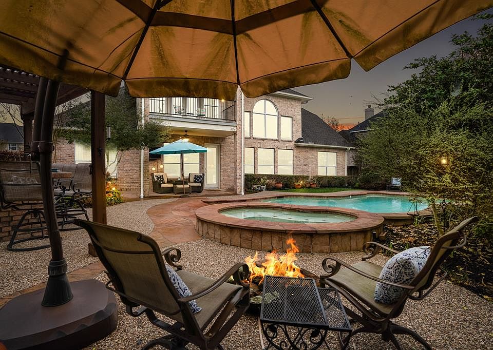 Welcome to your very own backyard oasis at 18514 Glenn Haven Estates Drive! Let's dive in!