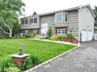 42 Dolphin Ln E, Copiague, NY 11726