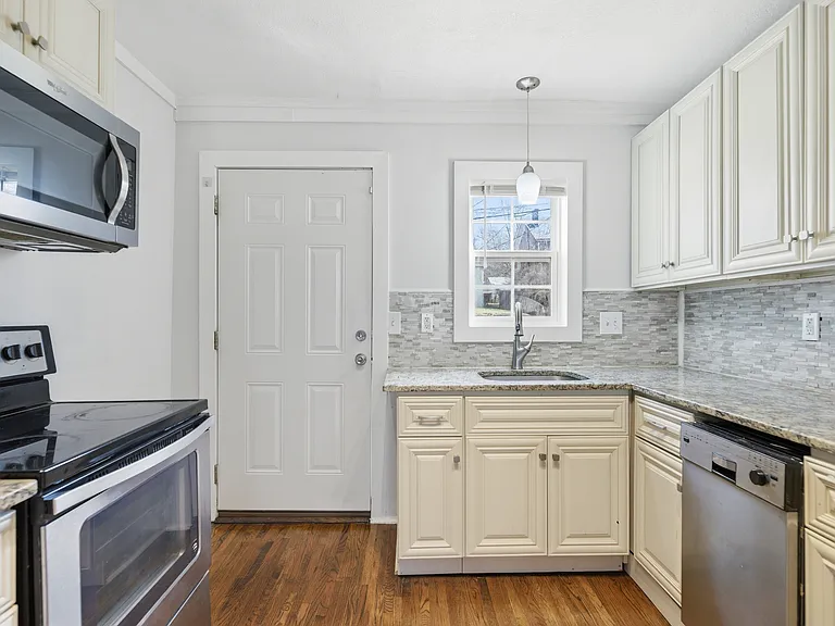 205 N Zenith Ave — Photo 10