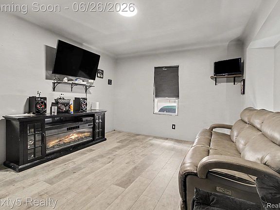3rd image of 26296 Oakland St