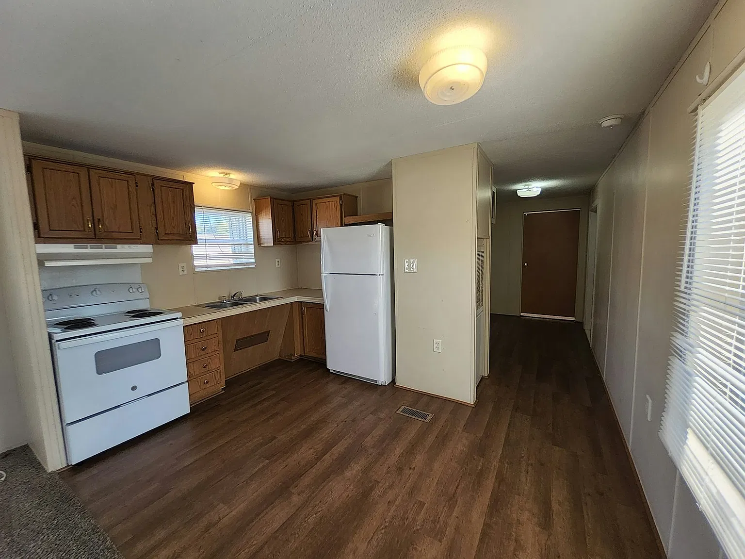 609 Louise Street — Photo 3