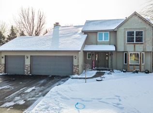 1811 Valley Ridge Trl S, Chanhassen, MN 55317