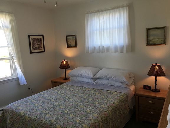 Bedroom 1 (Queen Bed)