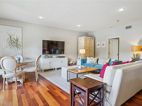 5th image of 3201 Carondelet St Unit 202