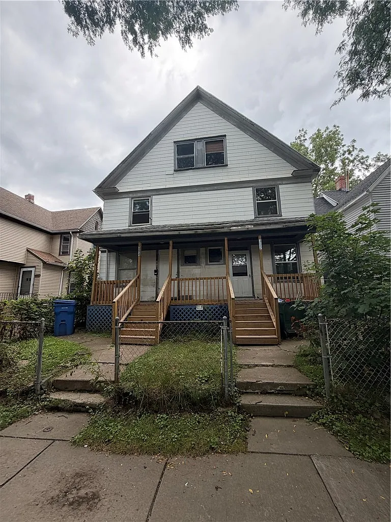 3 bed, 1.0 bath, 2720 sqft, $1,500 — Photo 1