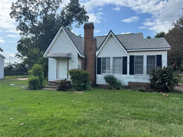 1705 Benton Rd, Bossier City, LA 71111