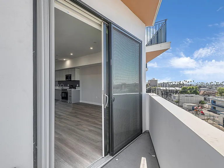 825 Coronado-Building — Photo 134