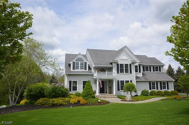 1st image of 19 Dorset Ln