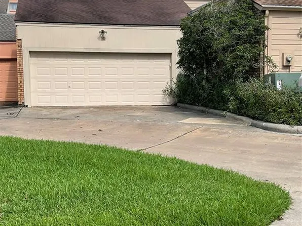 51 Chervil Cmn, Lake Jackson, TX 77566
