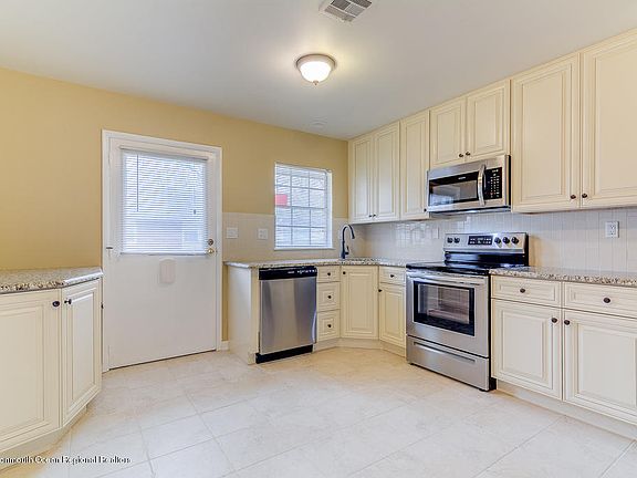 4th image of 262B Kingston Ct