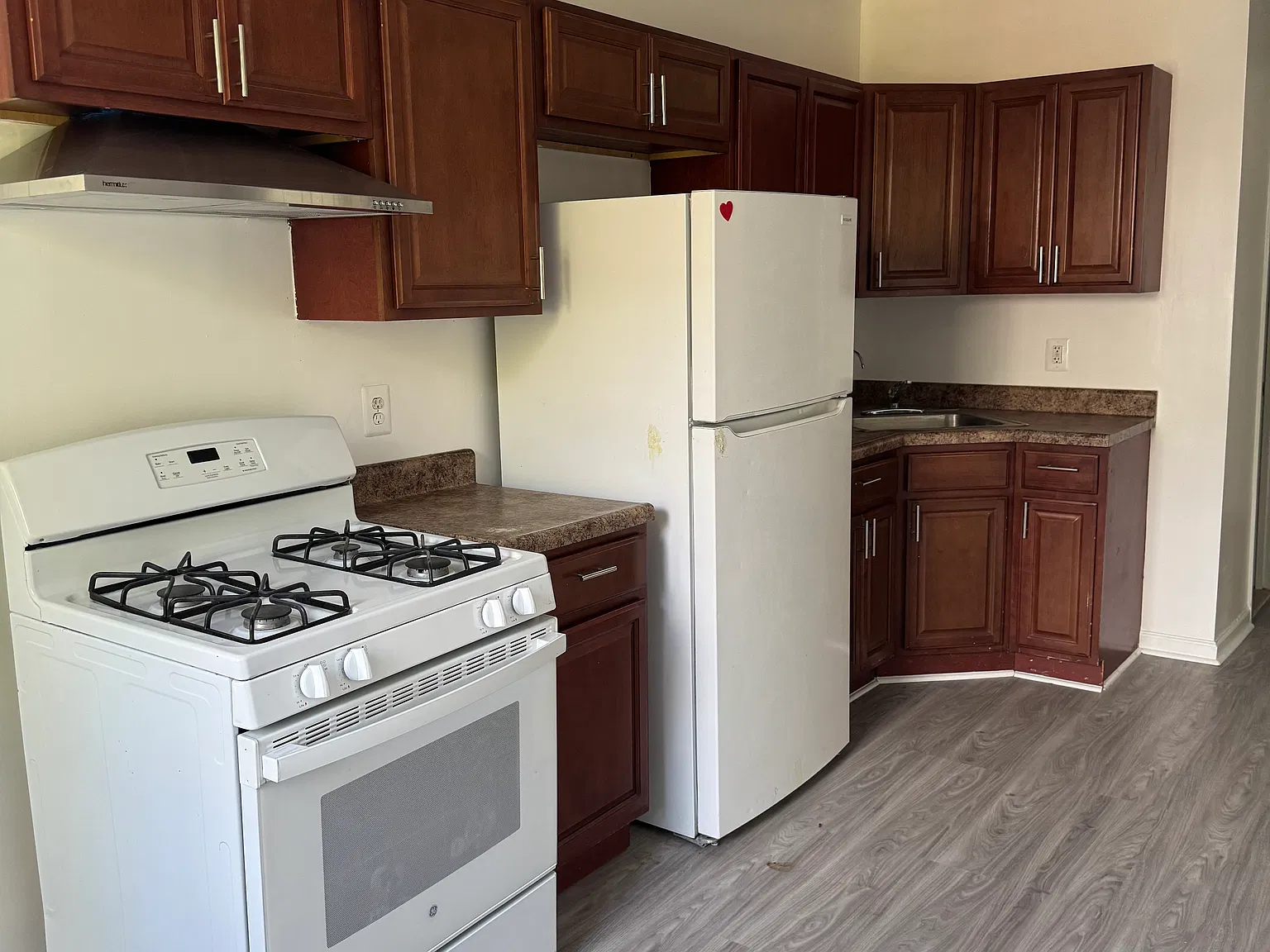 4 bed, 1100 sqft, $4,100 — Photo 2