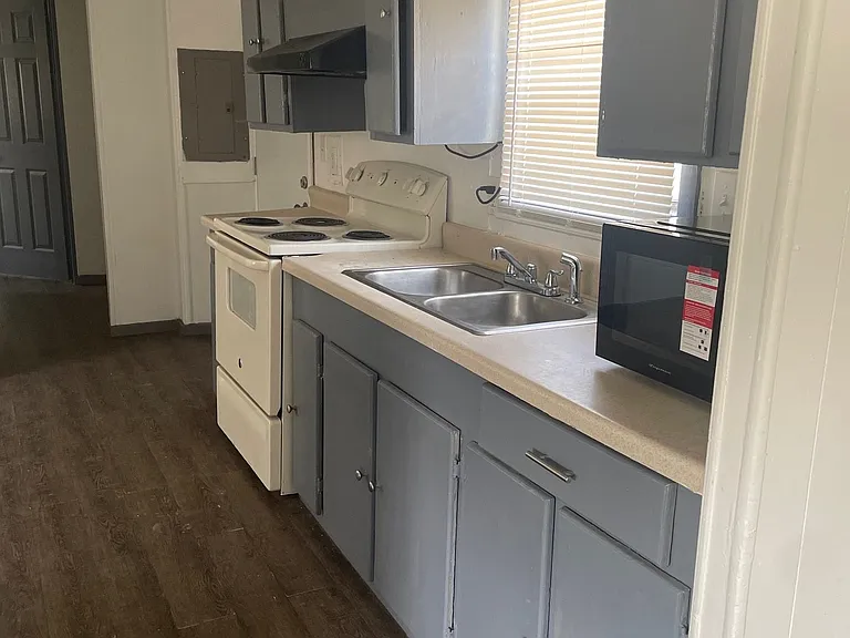 120 Cunningham Blvd — Photo 4