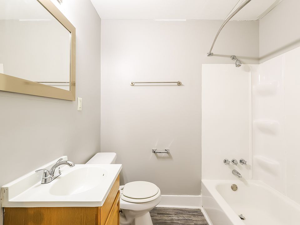 Main Bathroom-14472399