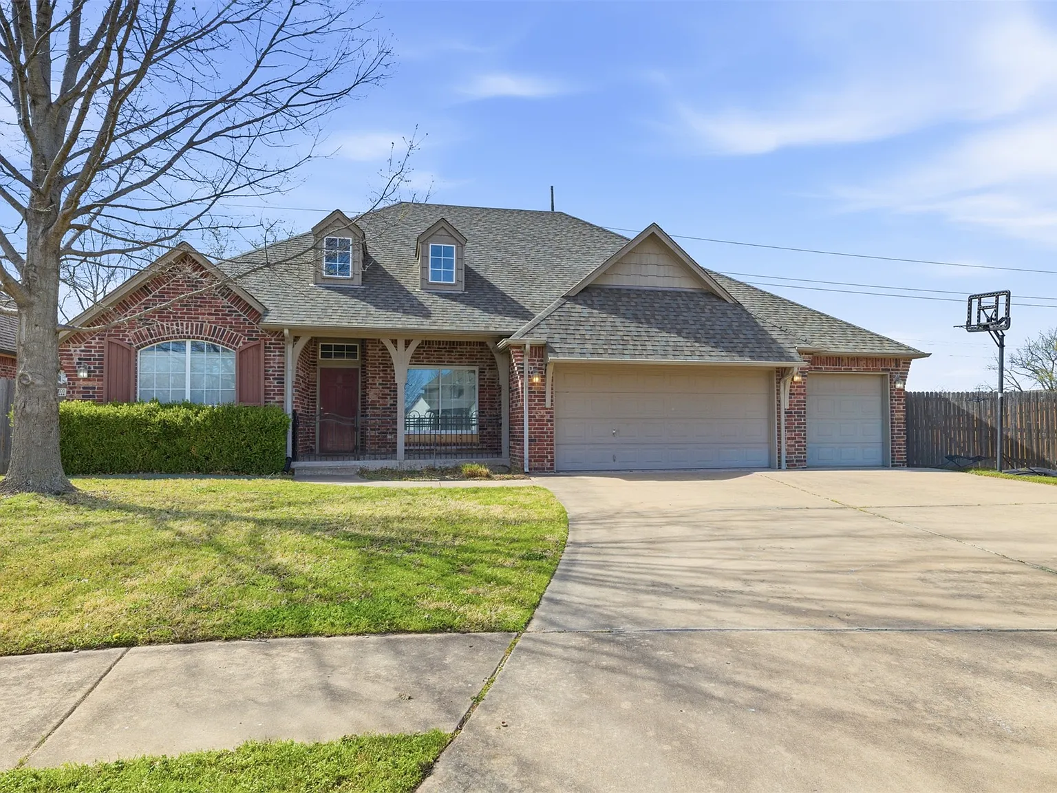 3 bed, 2.0 bath, 1994 sqft, $2,200 — Photo 1