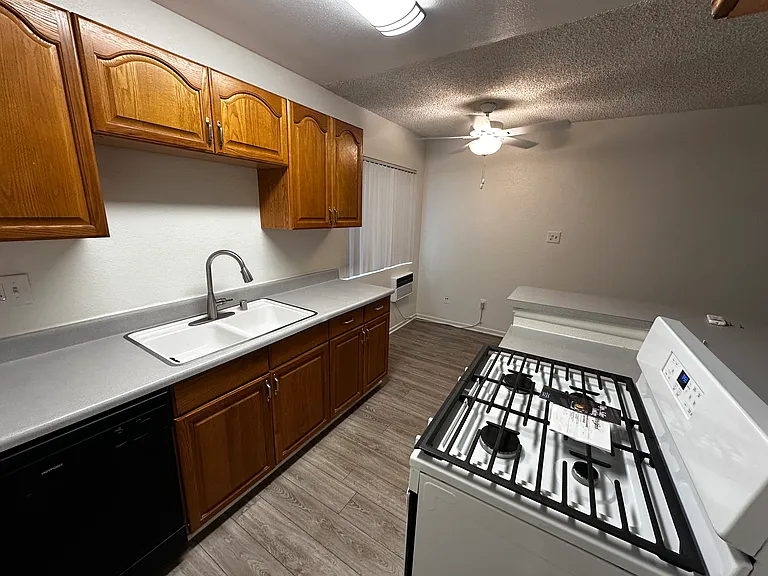 Courtyard Square Apartments — Photo 38